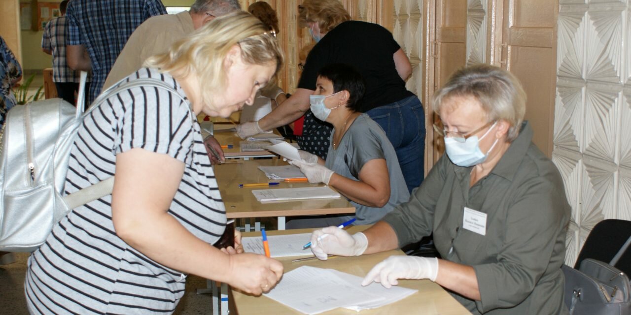 Первые избиратели отдали свои голоса