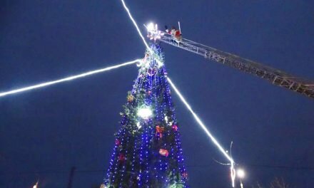 В Смолевичах городскую елку зажег Дед Мороз на пожарной вышке
