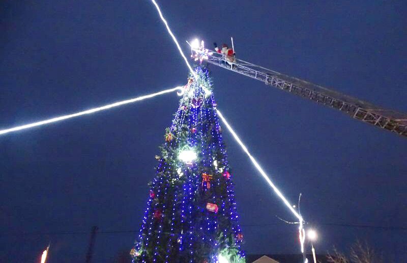 В Смолевичах городскую елку зажег Дед Мороз на пожарной вышке