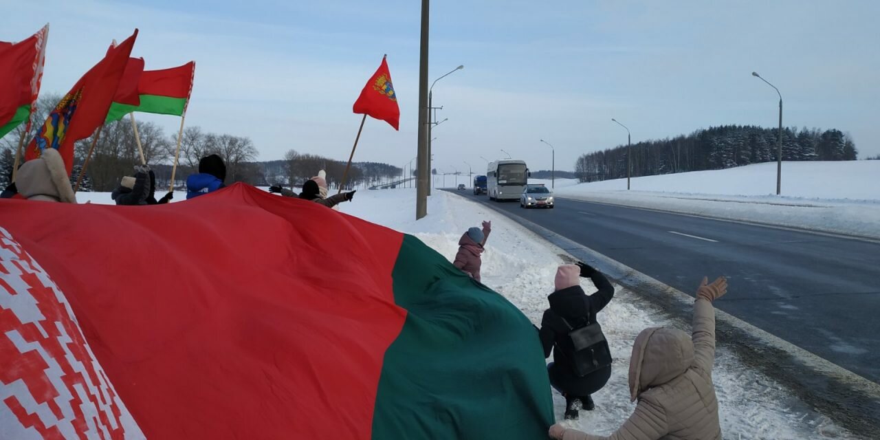 Сегодня у Кургана Славы жители Смолевиччины с государственными флагами приветствовали делегатов VI Всебелорусского народного собрания