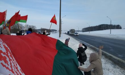 Сегодня у Кургана Славы жители Смолевиччины с государственными флагами приветствовали делегатов VI Всебелорусского народного собрания