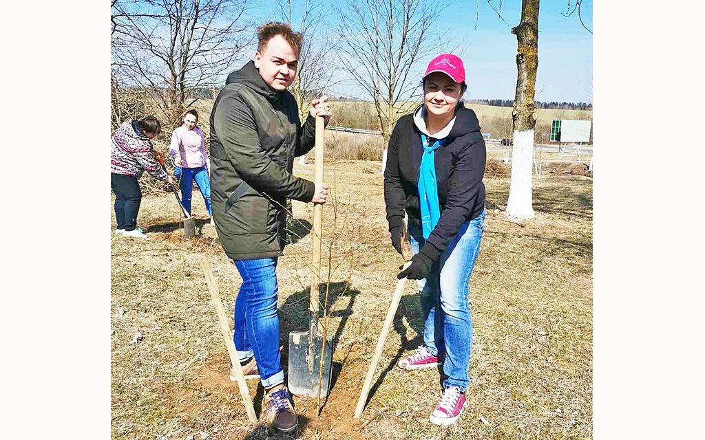 «Это наша святая обязанность»: в агрогороке Усяжа высадили березовую аллею как символ памяти о жертвах фашистских концлагерей