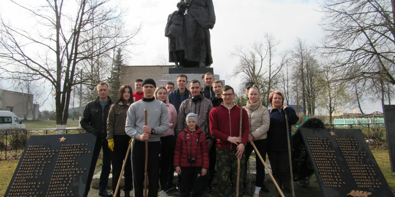 «Это стало доброй традицией»: в д.Пекалин прошел субботник с участием местных жителей и военнослужащих